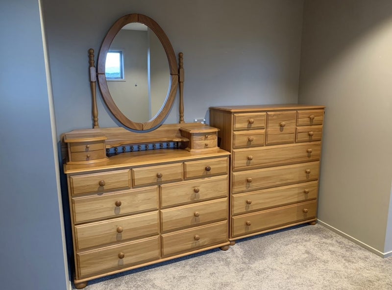 Beautiful Millbrook solid rimu bedroom suite- FULLY RESTORED~~~~~ Carousel 1