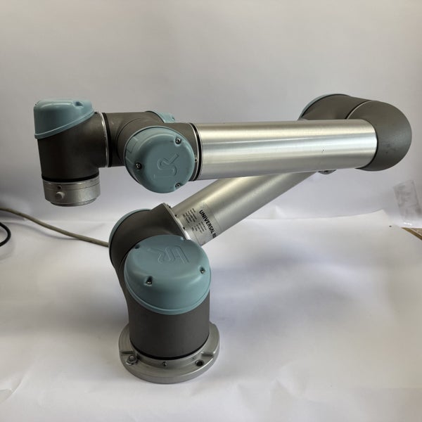 $1 RESERVE Universal Robots UR5 Cobot Carousel 2