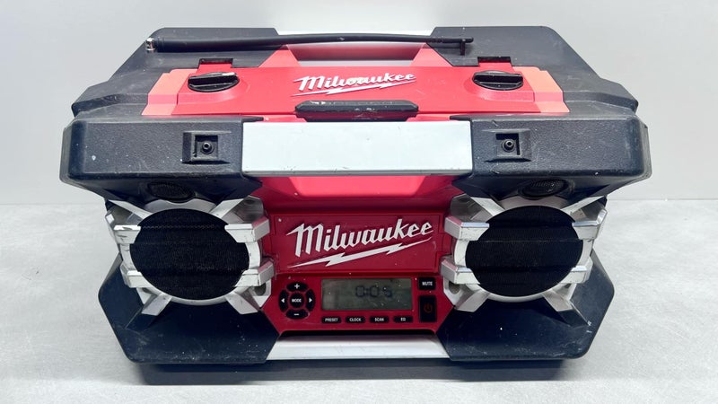 Milwaukee C12-28DCR Jobsite Stereo Carousel 1