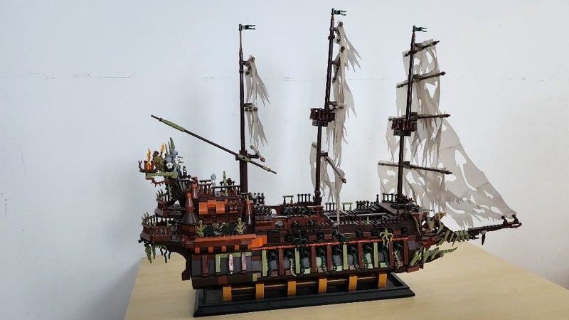 The Flying Dutchman Pirate Ship - 4364 pieces - MouldKing: 13197 Carousel 18