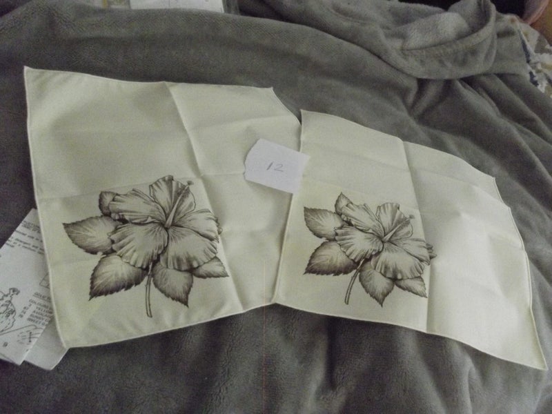 # 12-Hibiscus Serviette (x 2) Carousel 1