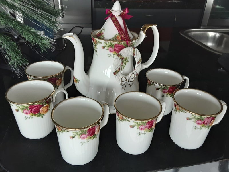 Royal Albert Old Country Roses Large Coffee Pot and 6 Coffee Mugs Carousel 1