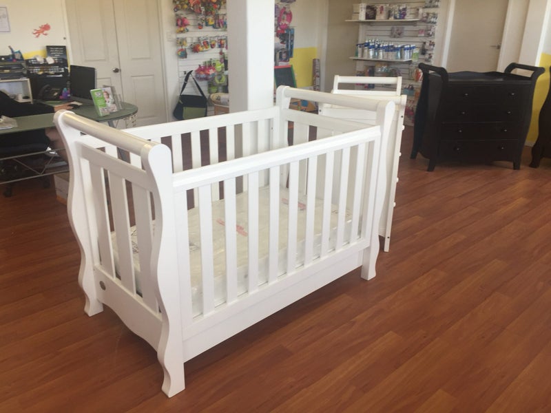 Sleigh baby cot with mattress and matching change table Carousel 2