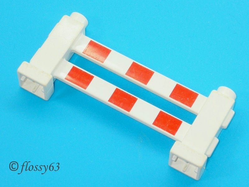 ®™DUPLO - 1 x Fence Farm with Red Stripes Patt (Safety Barrier) ~Retired 2013~ Carousel 1