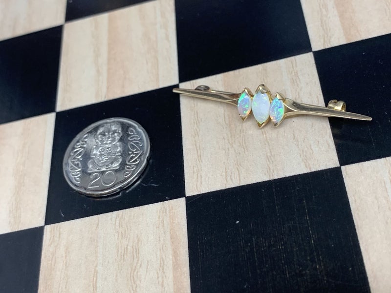 "SWEET GIFT" 9ct Gold 3 Stone Opal Brooch *THE PERFECT GIFT* Carousel 5