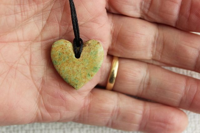 BEAUTIFUL SMALL LOVE HEART MARSDEN FLOWER POUNAMU Carousel 2