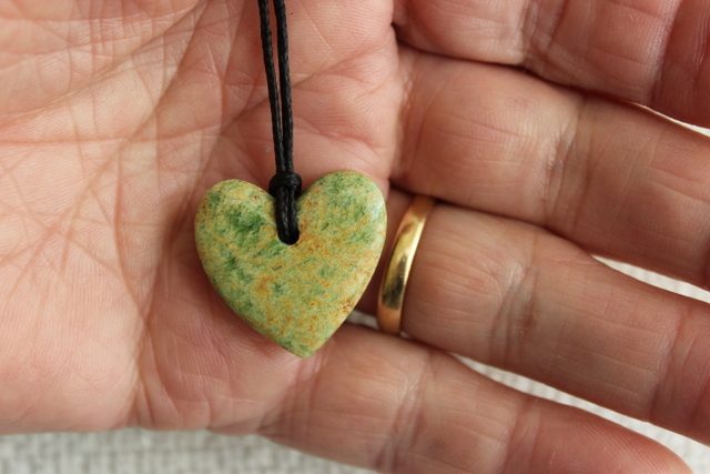 BEAUTIFUL SMALL LOVE HEART MARSDEN FLOWER POUNAMU Carousel 1