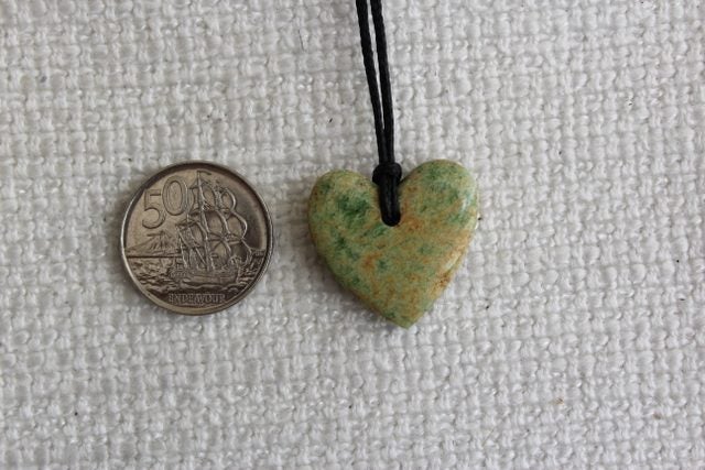 BEAUTIFUL SMALL LOVE HEART MARSDEN FLOWER POUNAMU Carousel 3