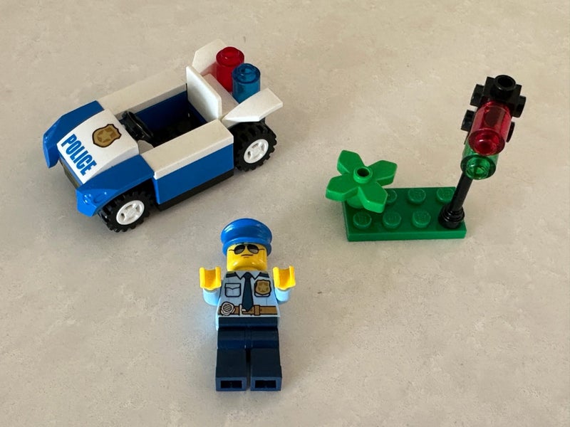 Lego Juniors Traffic Light Patrol Carousel 2