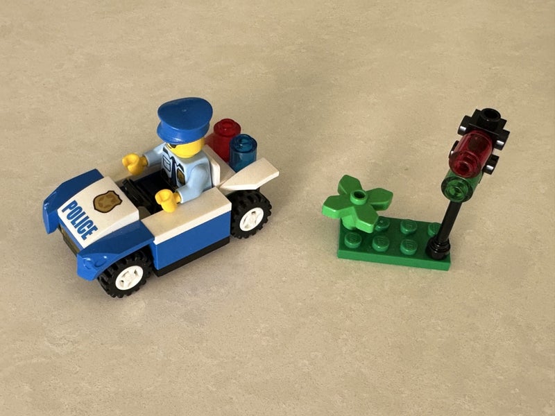 Lego Juniors Traffic Light Patrol Carousel 1