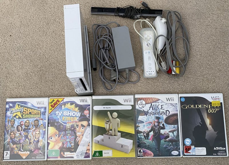 Nintendo Wii Console with 1 Remote 1 Nunchuck + 5 games Carousel 1