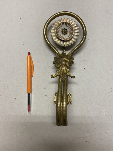 Curtain hook Carousel 1