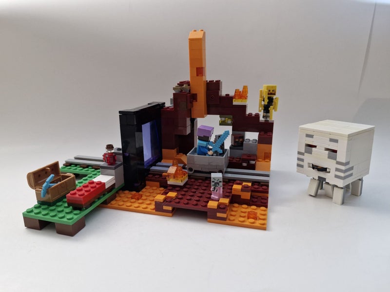 LEGO Minecraft - 21143 The Nether Carousel 2