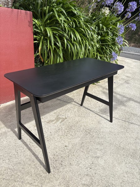 Radius Desk - Black Carousel 1