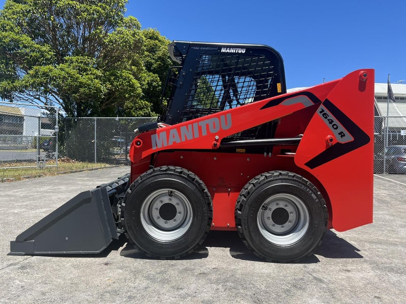 Manitou 1640R Skid Steer Loader / Bobcat Carousel 2