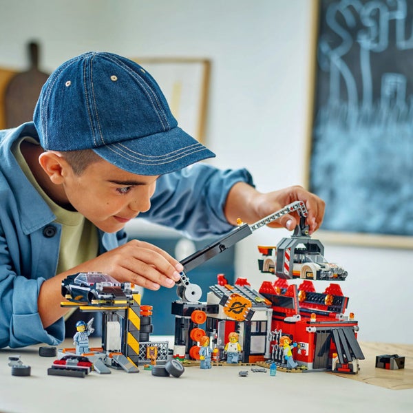 LEGO City: Scrapyard with Cars - (60472) Carousel 2