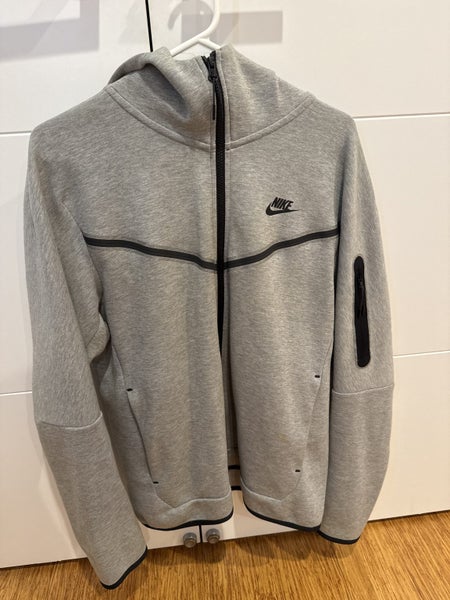 Grey Nike Tech Fleece Carousel 1