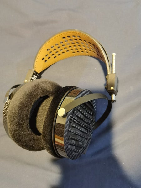NAN-7 Planar Gold Headphone Carousel 1