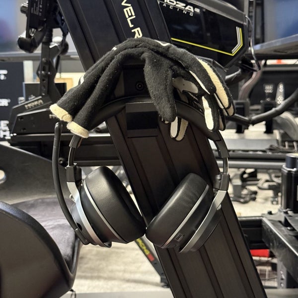 Headphone and Glove Holder V2 for Sim racing Carousel 1
