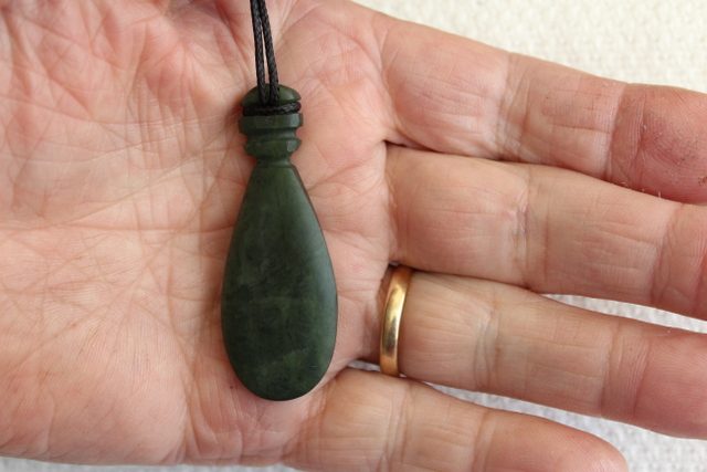 BEAUTIFUL NEW ZEALAND KAWAKAWA MERE PENDANT MATTE Carousel 1
