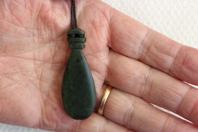BEAUTIFUL NEW ZEALAND KAWAKAWA MERE PENDANT MATTE Carousel 2
