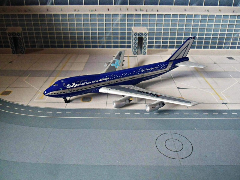 Scale 1/400 Dragon Wings - Boeing B747-200 Alitalia 'Baci' Carousel 2