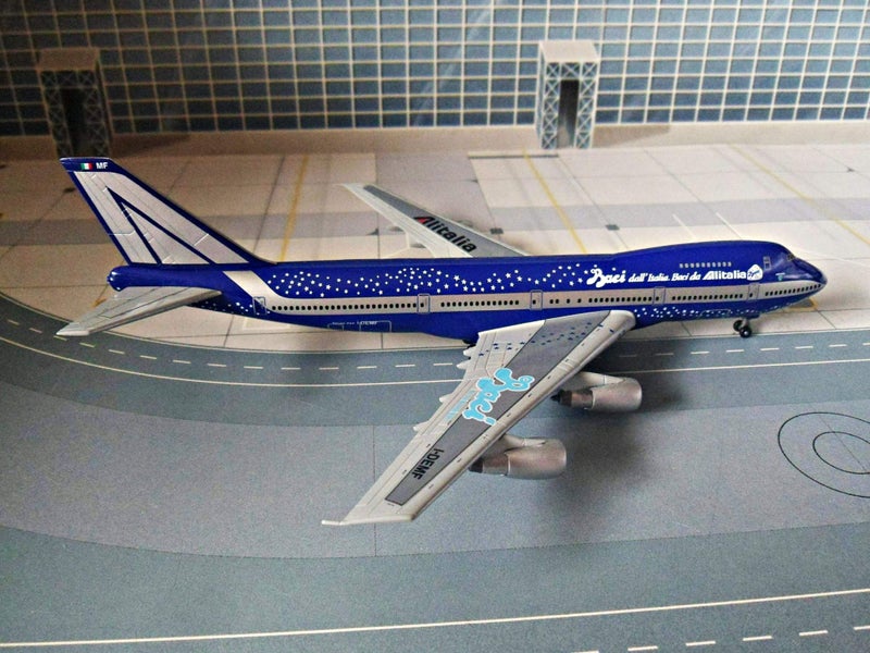 Scale 1/400 Dragon Wings - Boeing B747-200 Alitalia 'Baci' Carousel 1