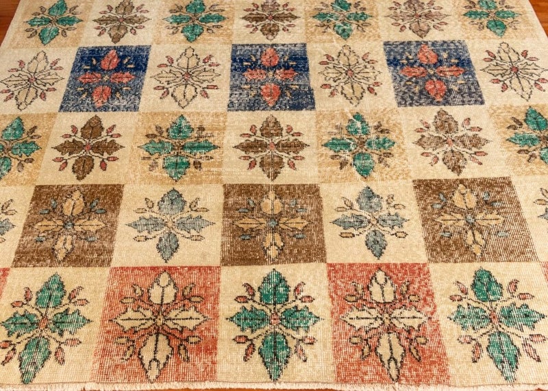Vintage Hand-Knotted Turkish Rug (Size - 200 X 250 CM) Carousel 2