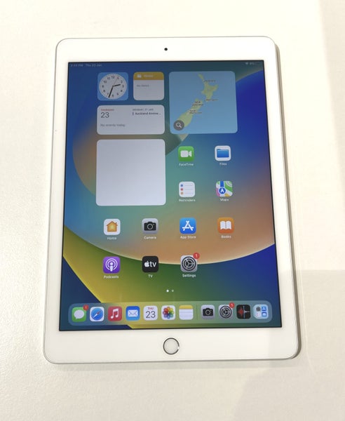 DT Deal! iPad Pro 9.7" WiFi 32GB Silver Carousel 2
