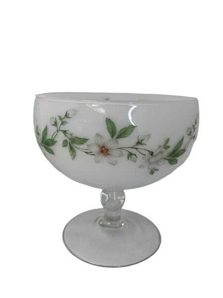 Vintage White Glass Candy Dish with Lid & (20110)63001030146049112