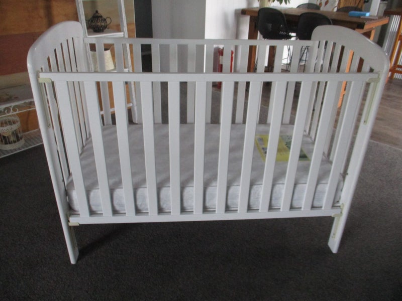 White wooden cot - pickup Morrinsville Carousel 2