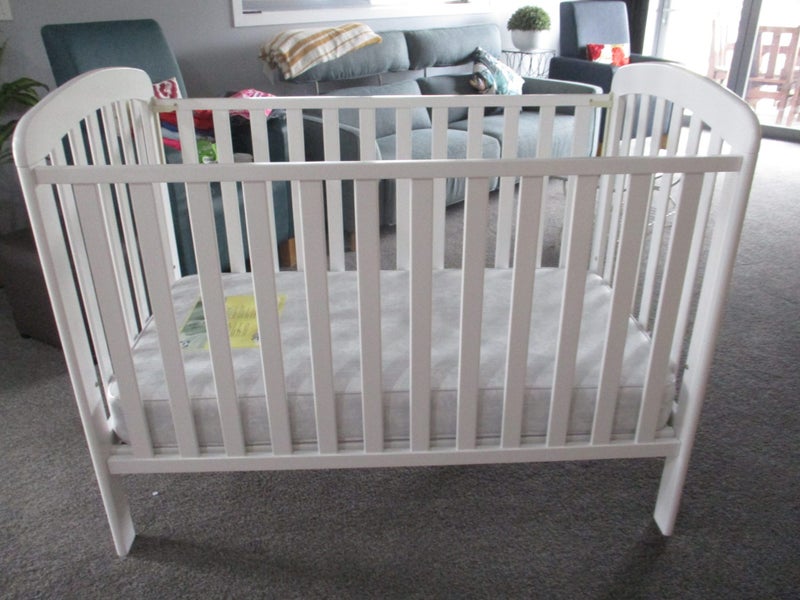 White wooden cot - pickup Morrinsville Carousel 1