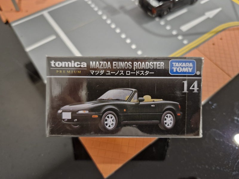 Tomica Premium Mazda Eunos Roadster Carousel 1
