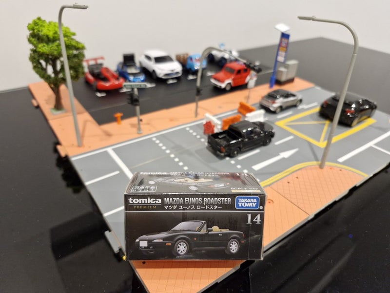 Tomica Premium Mazda Eunos Roadster Carousel 3