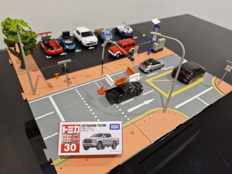 Tomica Mitsubishi Triton Carousel 2
