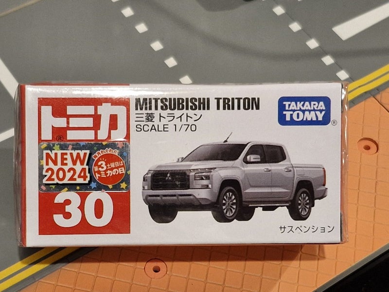 Tomica Mitsubishi Triton Carousel 1