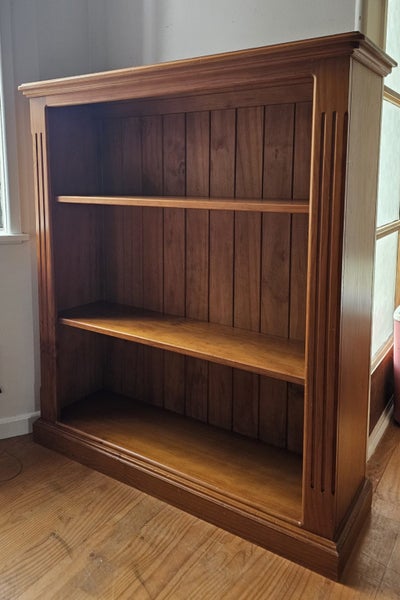 Solid wooden bookshelf with adjustable shelves. Carousel 1