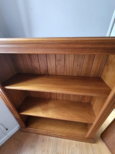 Solid wooden bookshelf with adjustable shelves. Carousel 2