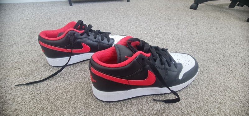 NIKE Air Jordan 1 Low (US 7Y) - ALMOST BRAND NEW Carousel 1