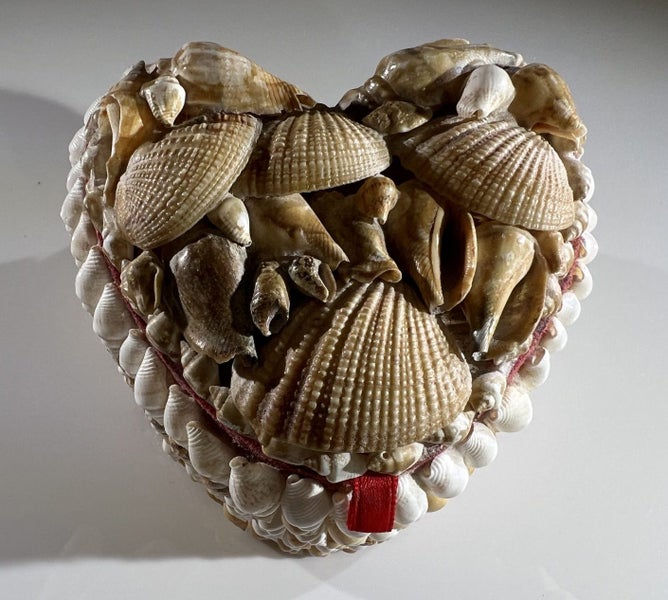 Vintage Shell Sweetheart Box Carousel 1