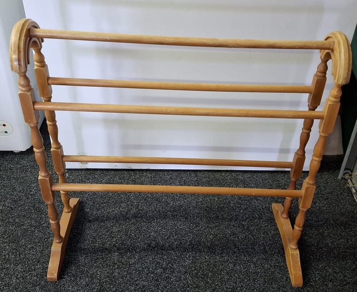 Rimu Free standing towel rail Carousel 1