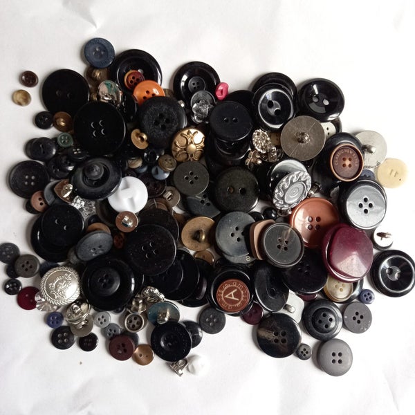300 gram of mix bulk lot of buttons all pre-packed Carousel 1
