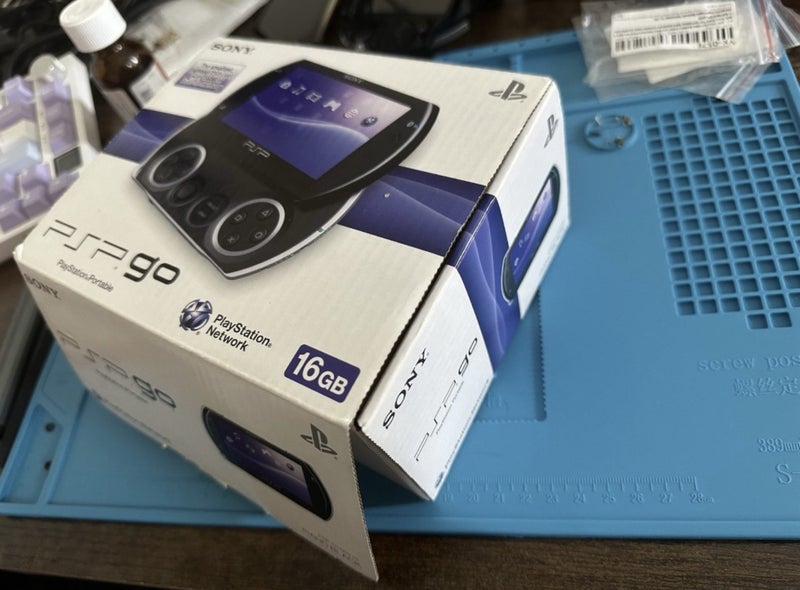 Boxed PSP GO + Charger Carousel 2