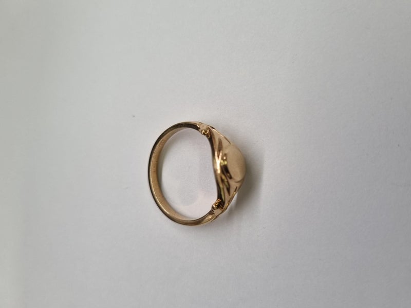 Elegant 9ct Solid Gold Ring – Timeless & Stylish Carousel 1
