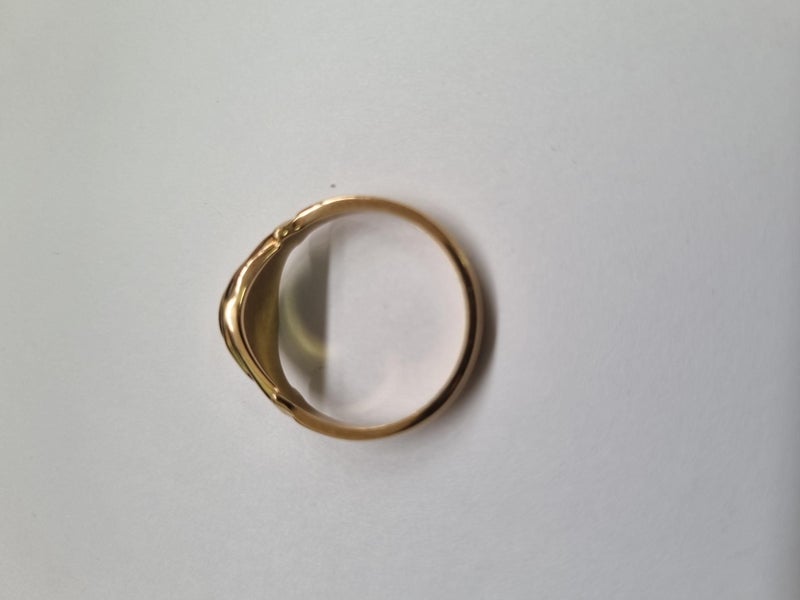 Elegant 9ct Solid Gold Ring – Timeless & Stylish Carousel 2