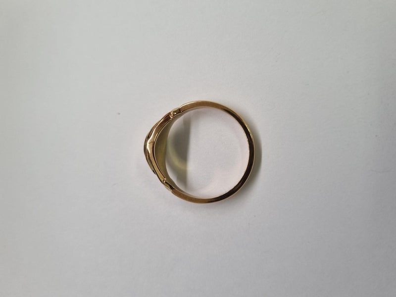 Elegant 9ct Solid Gold Ring – Timeless & Stylish Carousel 3
