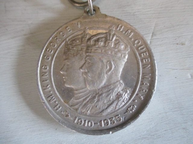 EMU WINES AUSTRALIAN 1935 ROYAL APPT MEDAL Carousel 4