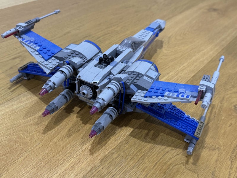 LEGO Star Wars 75149 Resistance X-wing Fighter Carousel 2