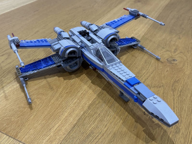 LEGO Star Wars 75149 Resistance X-wing Fighter Carousel 3