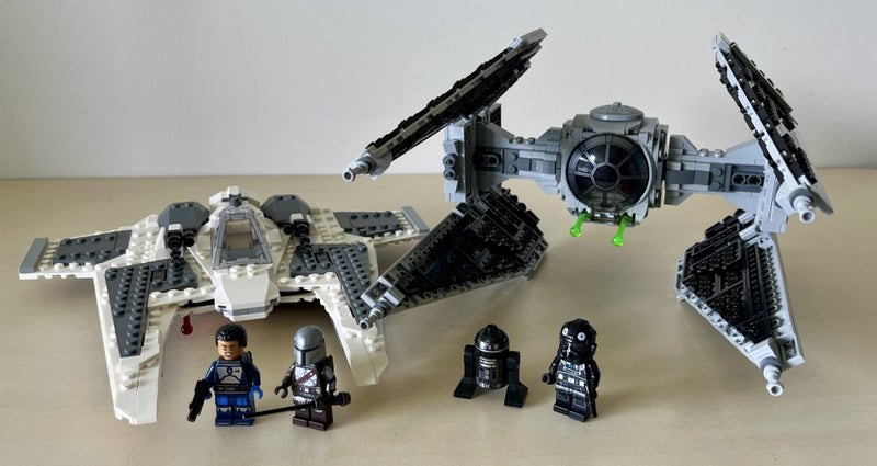LEGO Star Wars - Mandalorian Fang Fighter vs. TIE Interceptor™ 75348 Carousel 1